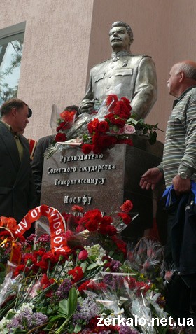 В Запорожье открыли памятник Сталину. Фото и видео от очевидца