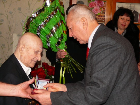 Виктор Короленко награждает Евгения Гинзбурга памятной медалью.